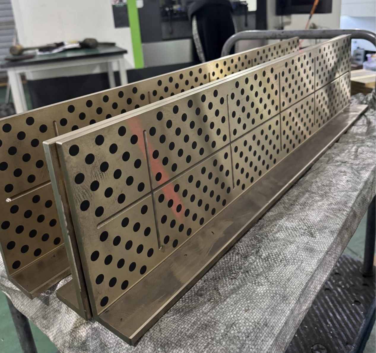Care sunt diferențele dintre bronzul de staniu și bronzul din aluminiu în rulmenții auto-lubrifianți?